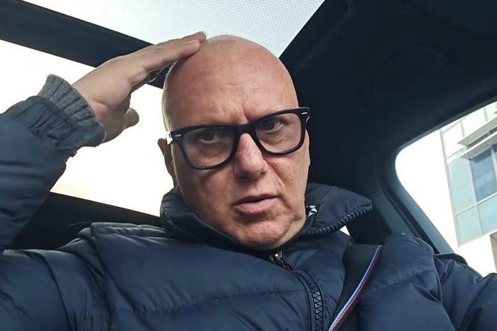 Carlo Vanzini si tocca la testa, gli stanno ricrescendo i capelli dopo la chemioterapia