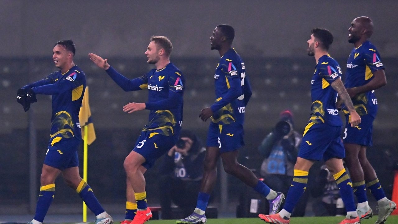 Il Verona batte l'Atalanta e lascia la Fiorentina sola all'ultimo posto: Giovane fa gol e assist