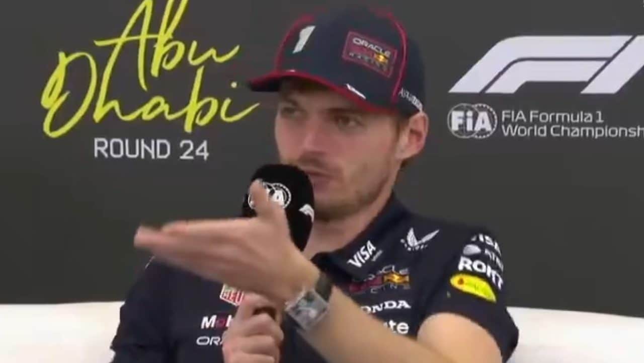 Verstappen perde le staffe ad Abu Dhabi dopo una domanda sgradita: "Ora mi guardi con quel sorriso stupido"