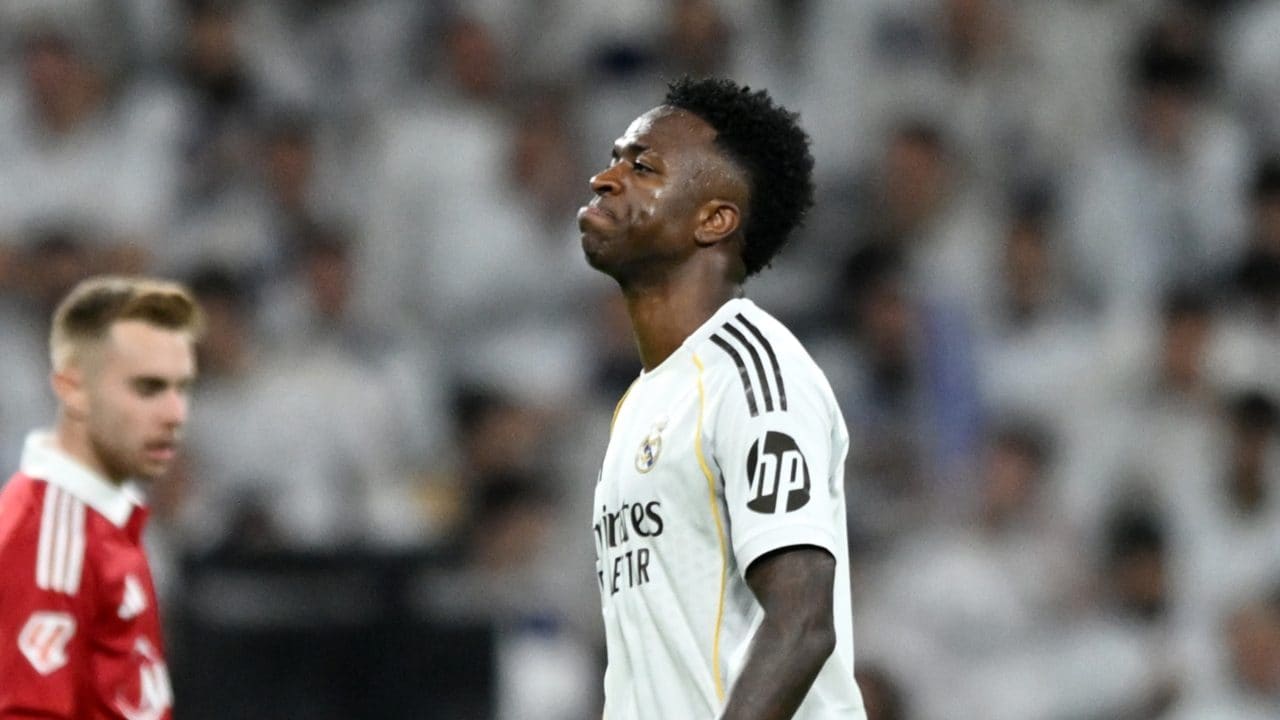 Cosa sta succedendo tra Vinicius e il Real Madrid: pioggia di fischi prima della "vendetta" social