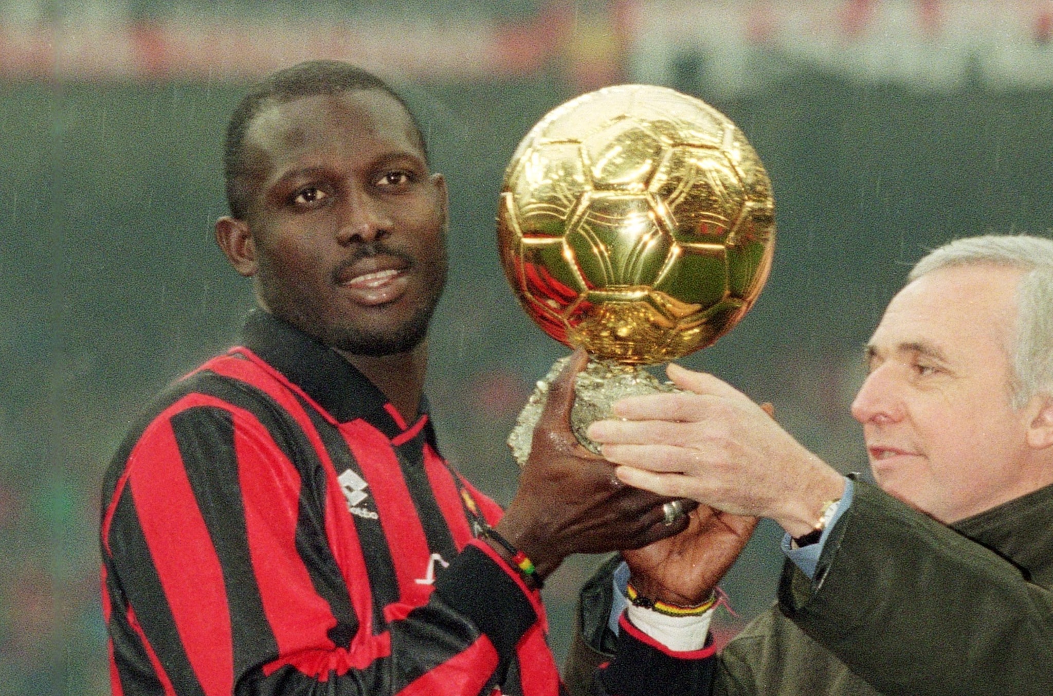 George Weah in maglia Milan col Pallone d’Oro vinto nel 1995