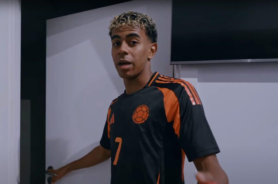 Lamine Yamal durante il giro a casa sua a Barcellona