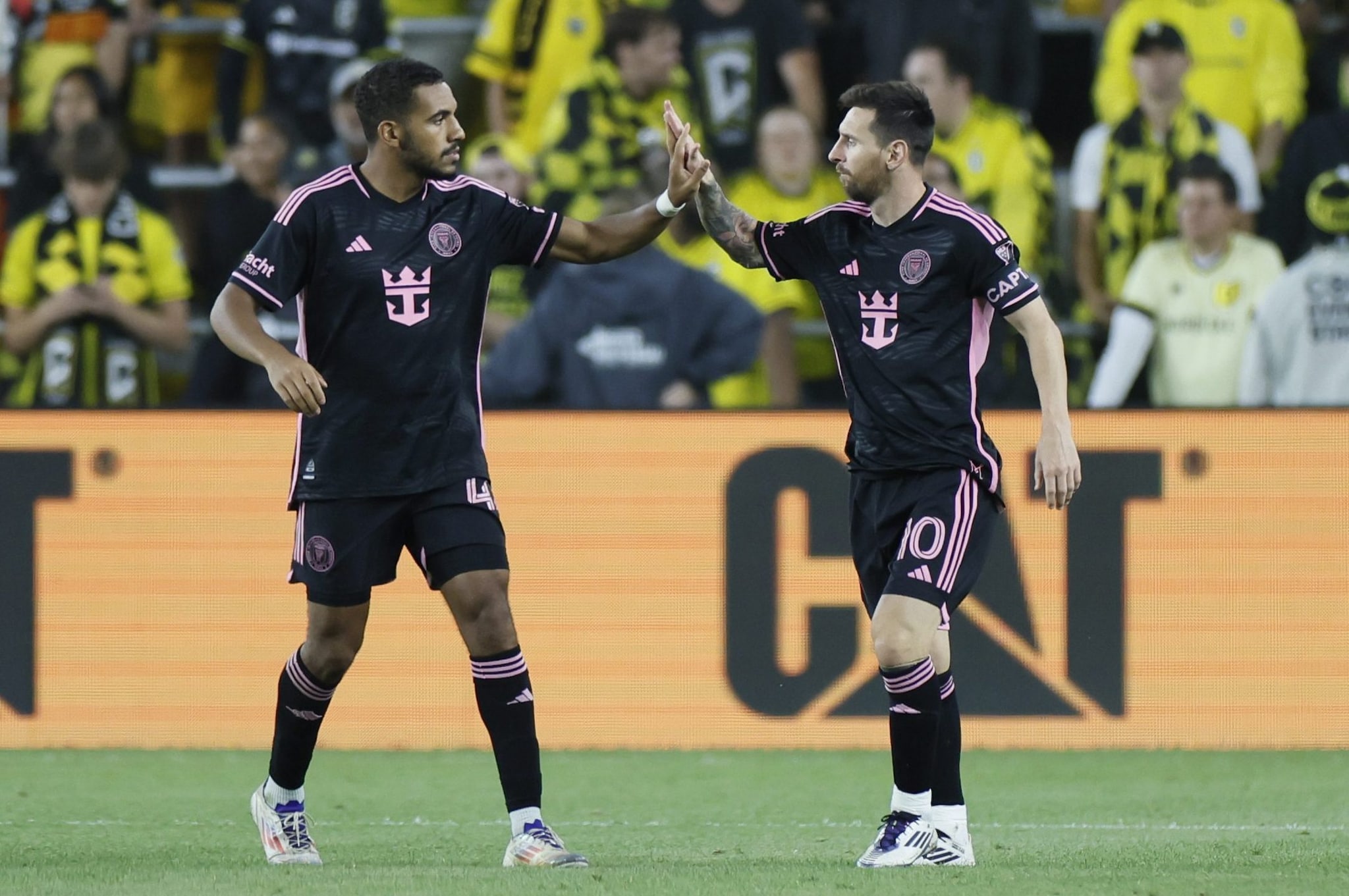 Yannick Bright scambia il cinque con Leo Messi dopo un gol dell’Inter Miami