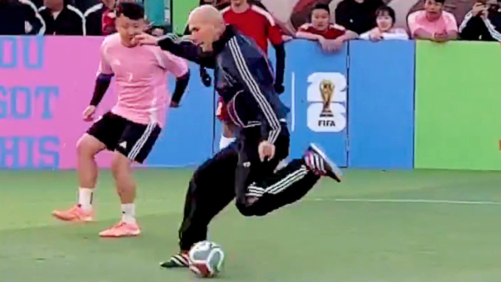 Il video di Zidane che gioca a calcio a 53 anni è impressionante: come se avesse fermato il tempo