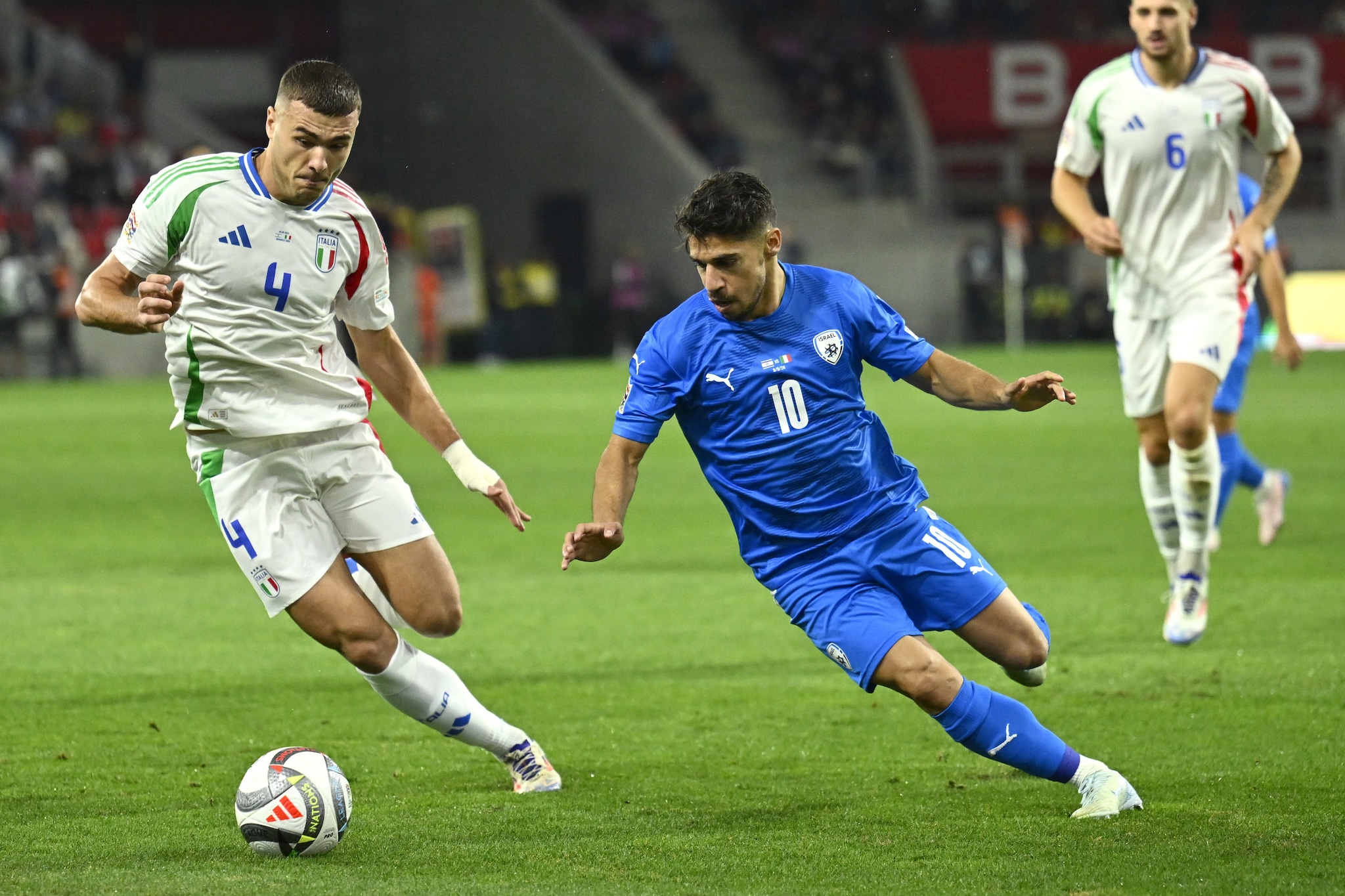Manor Solomon in azione con Buongiorno in Israele–Italia di Nations League.