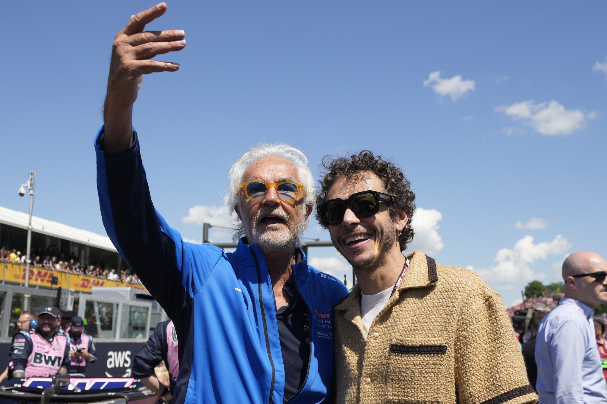 Valentino Rossi in compagnia di Flavio Briatore prima del Gp Imola di F1