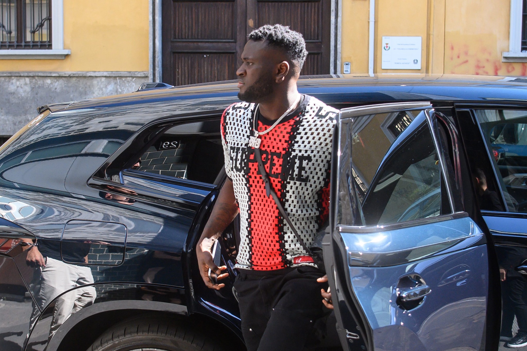 Nell’immagine Boniface a Milano quando ha effettuato, lo scorso agosto, le visite mediche per il Milan, che non lo ha tesserato.