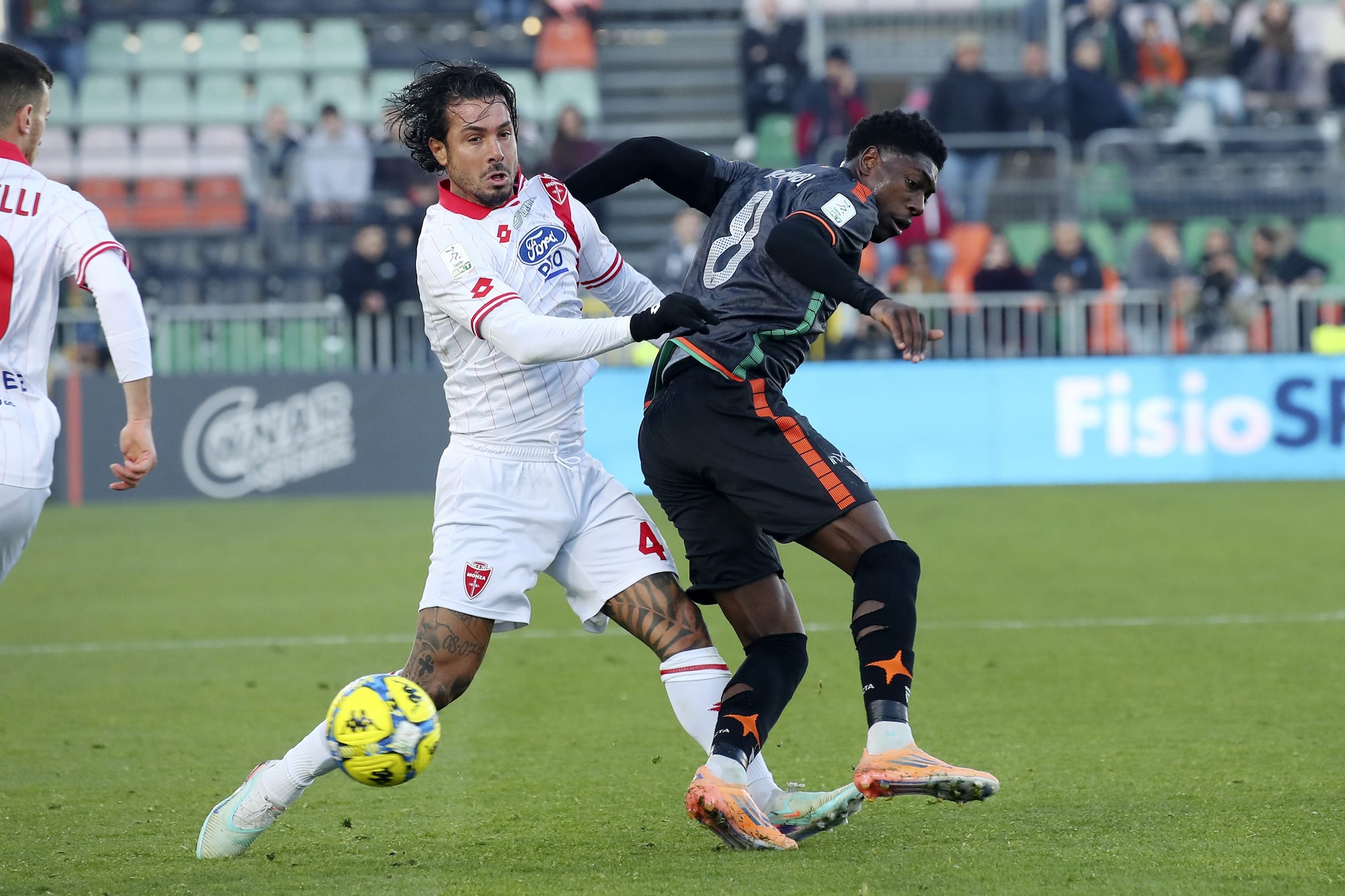 Armando Izzo in azione con la maglia del Monza.