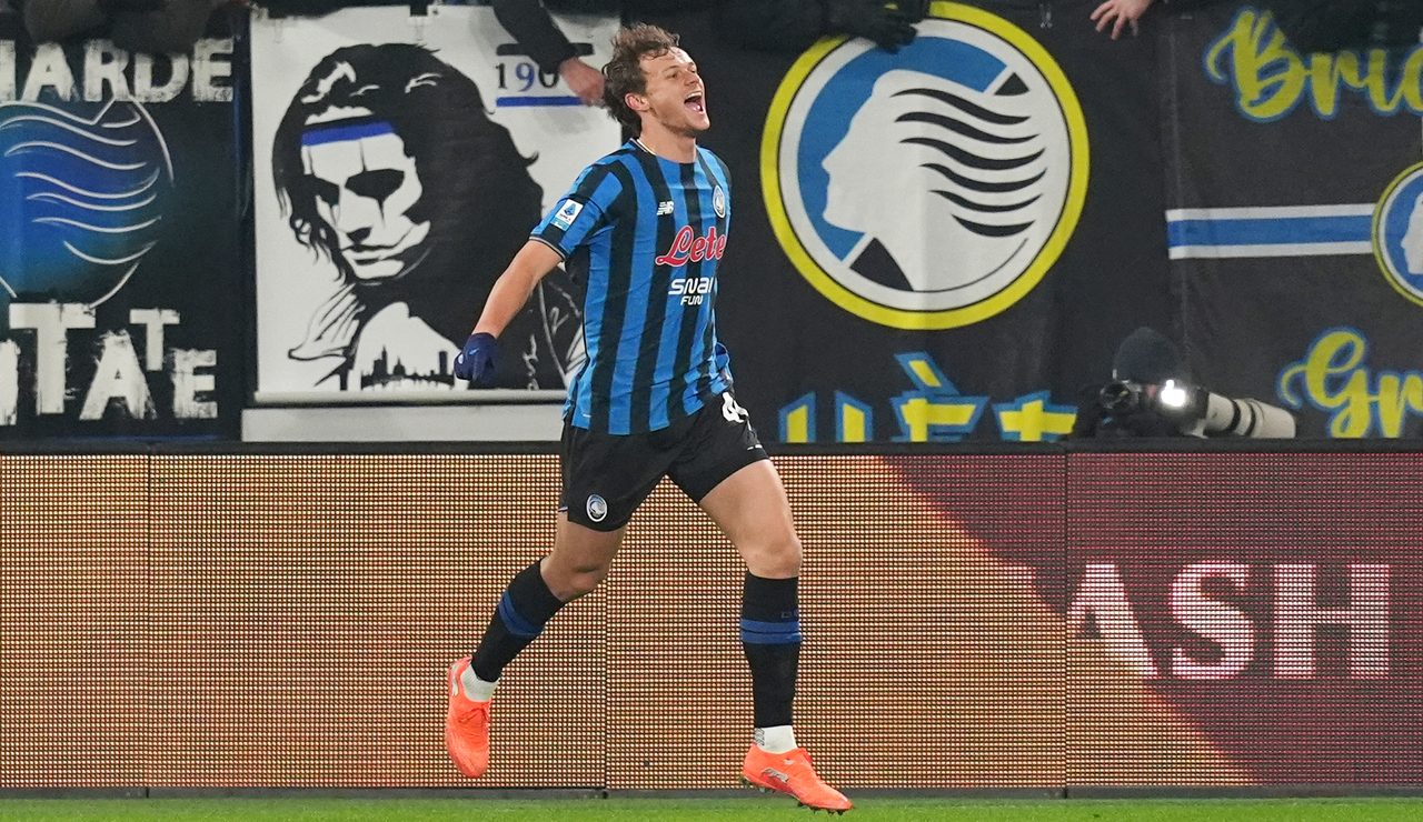 Scalvini rovina il ritorno di Gasperini a Bergamo, l'Atalanta batte la Roma tra gialli e polemiche