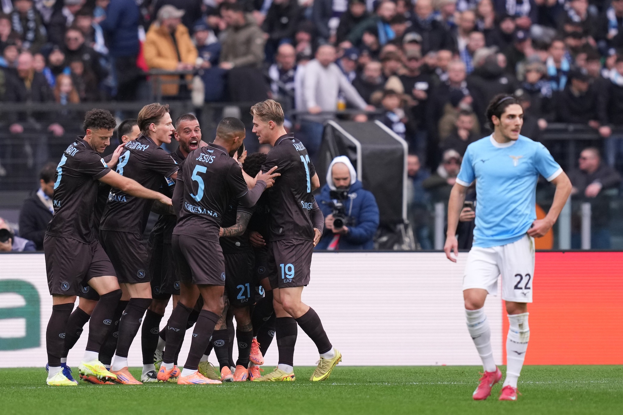 Il Napoli festeggia la vittoria all’Olimpico contro la Lazio