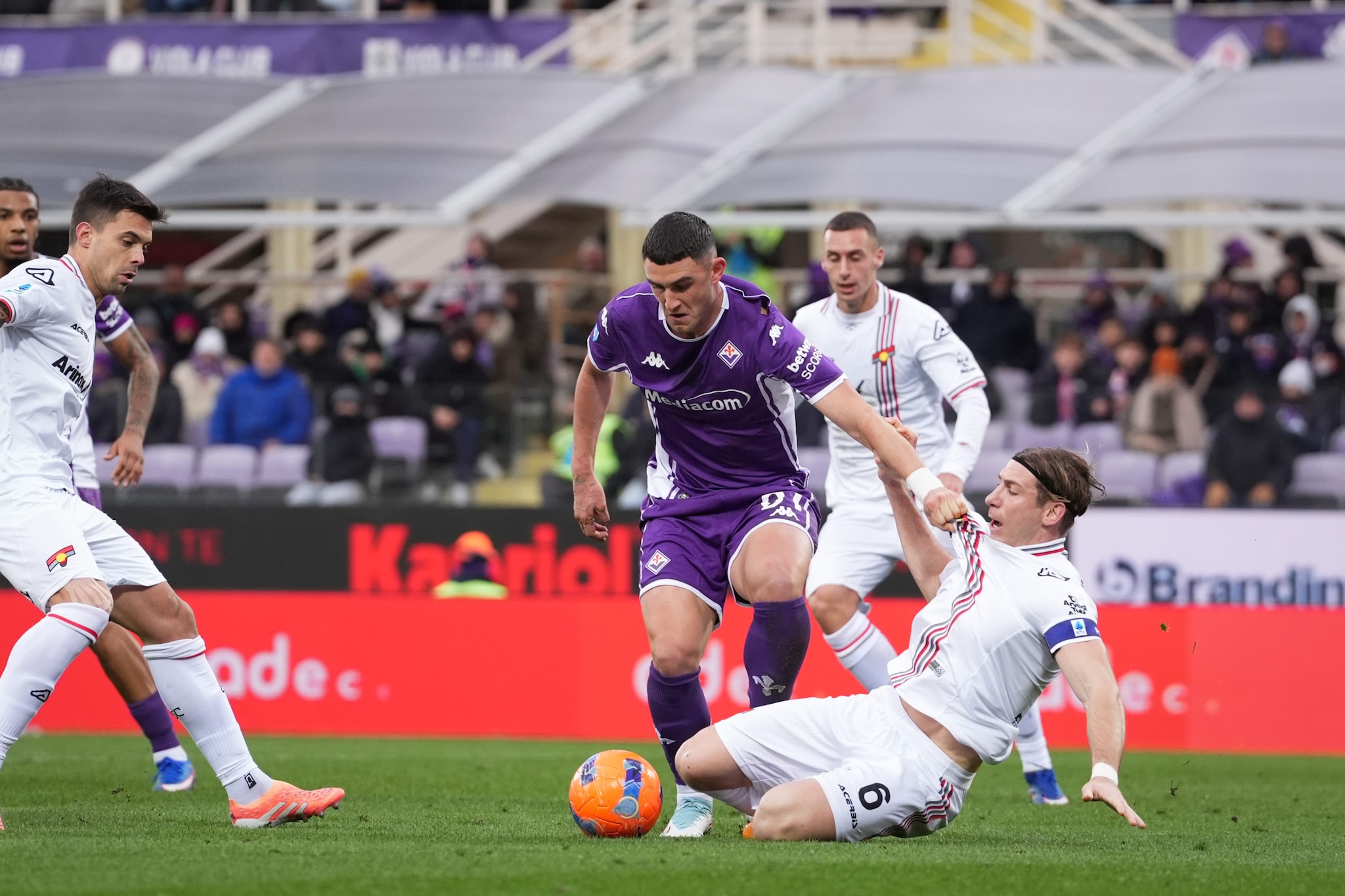 Baschirotto e Piccoli in area di rigore. L’intervento del difensore era punibile, ma il VAR ha ravvisato un fallo precedente dell’attaccante.