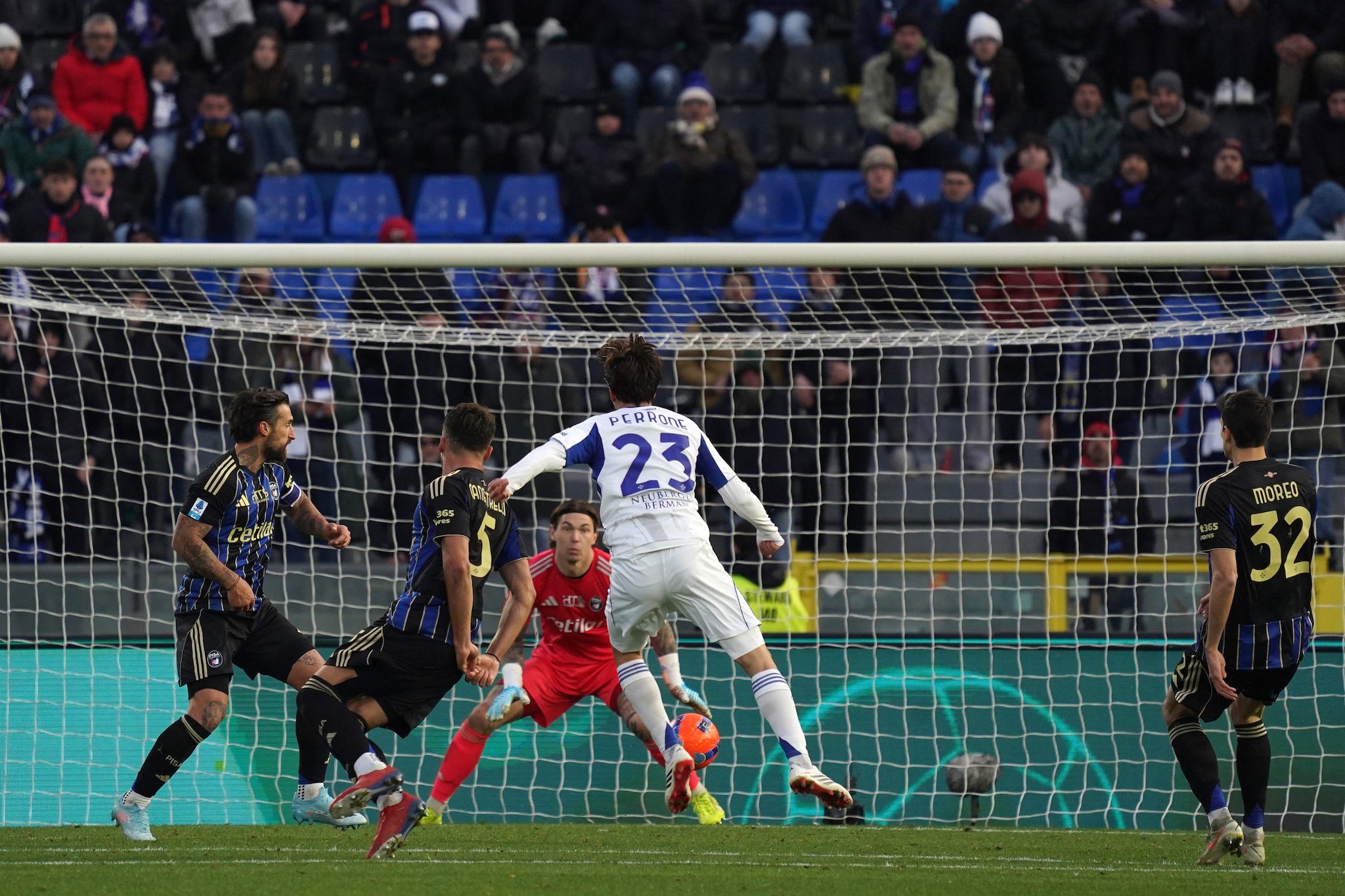 Perrone calcia e insacca, è il gol dell’1–0 di Pisa–Como.