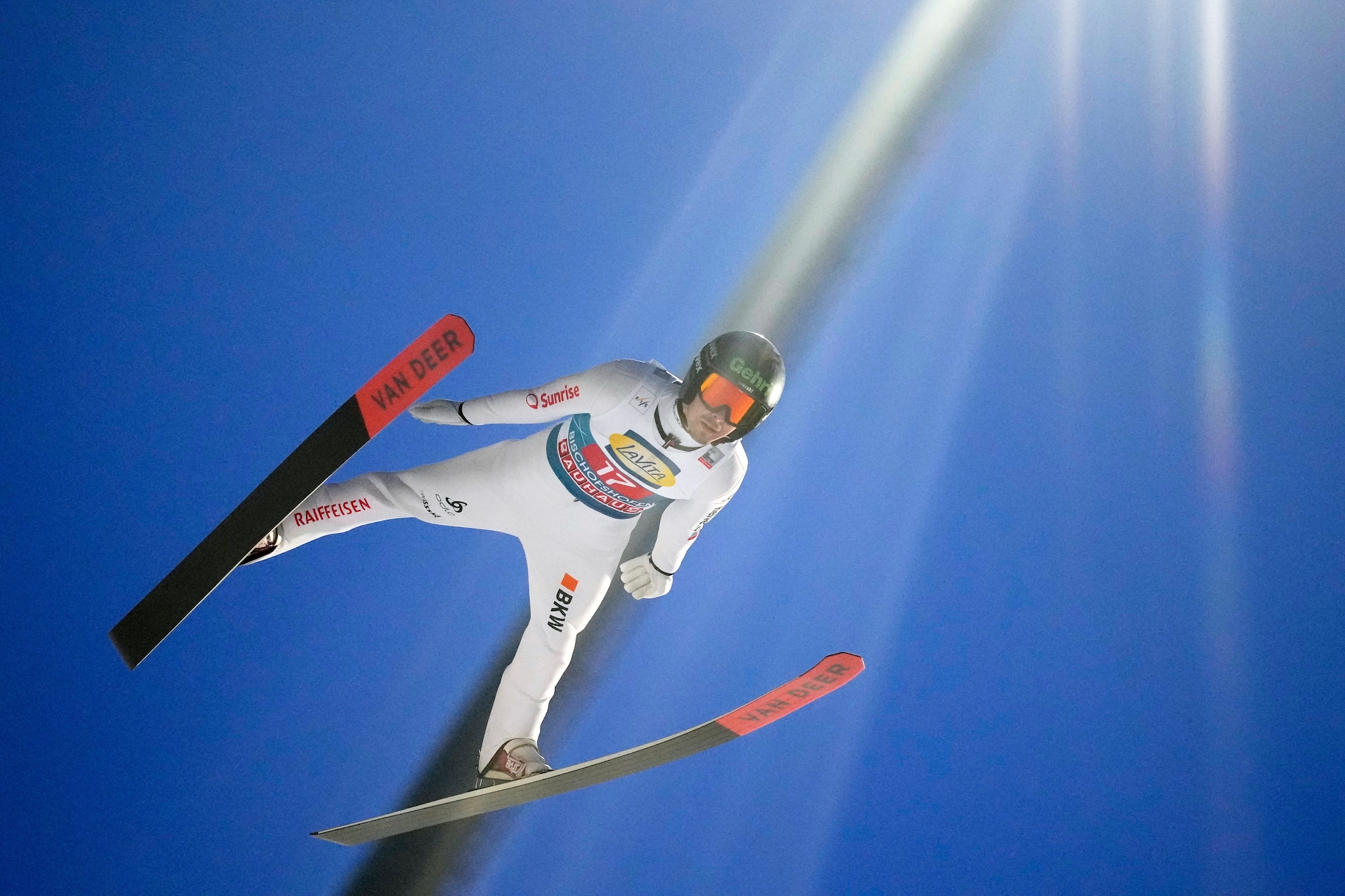 Mika Vermeulen conferma le frodi nel salto con gli sci: "Anche scotch sul pene e plastilina per vincere"