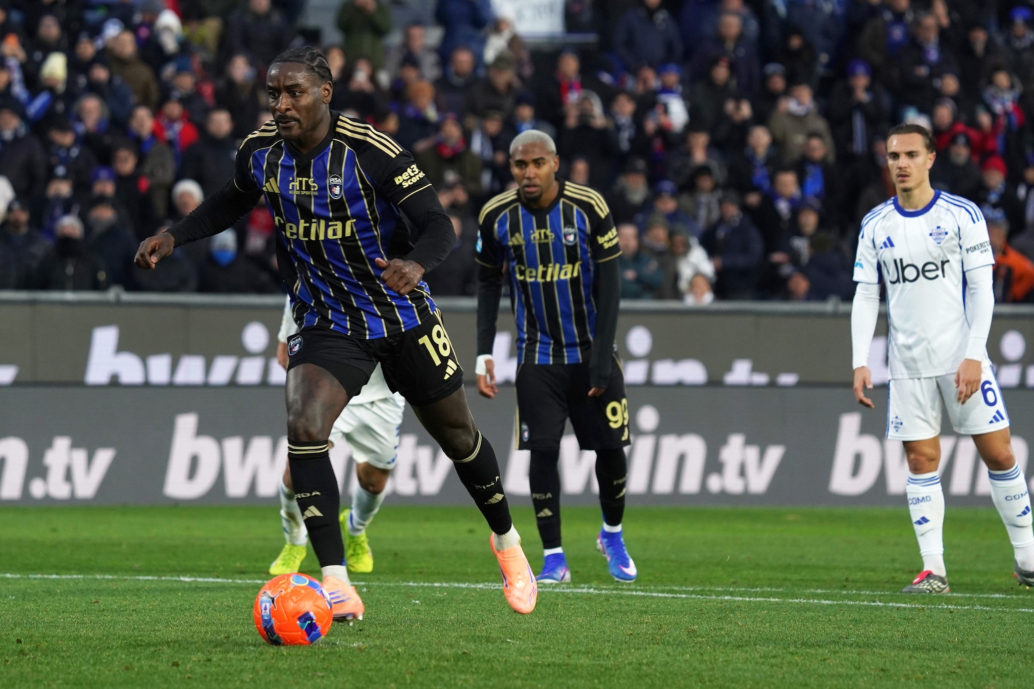 Il momento in cui Nzola calcia il rigore.