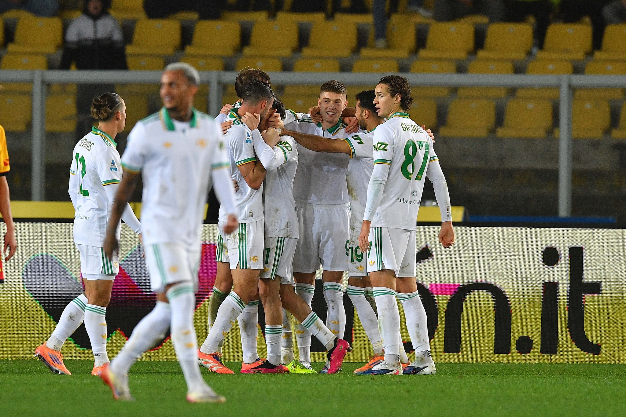 Artem Dovbyk festeggia con i compagni dopo aver trovato il gol a Lecce.