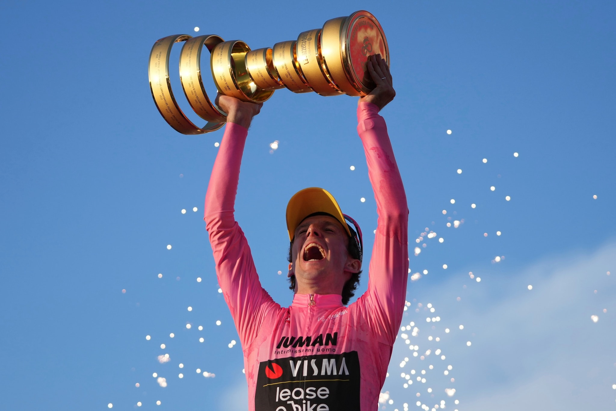 Simon Yates festeggia la vittoria al Giro d’Italia 2025