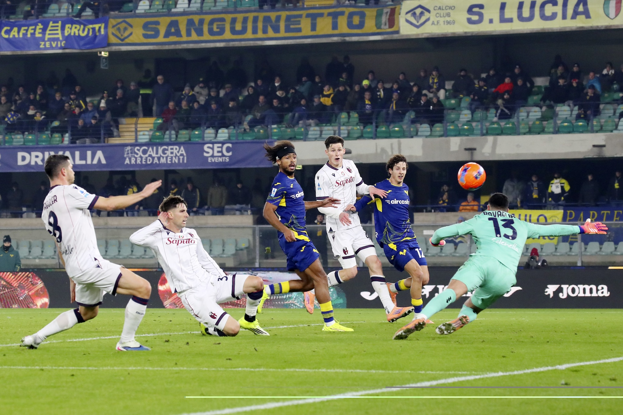Lo sfortunato autogol di Remo Freuler nel secondo tempo di Verona–Bologna.