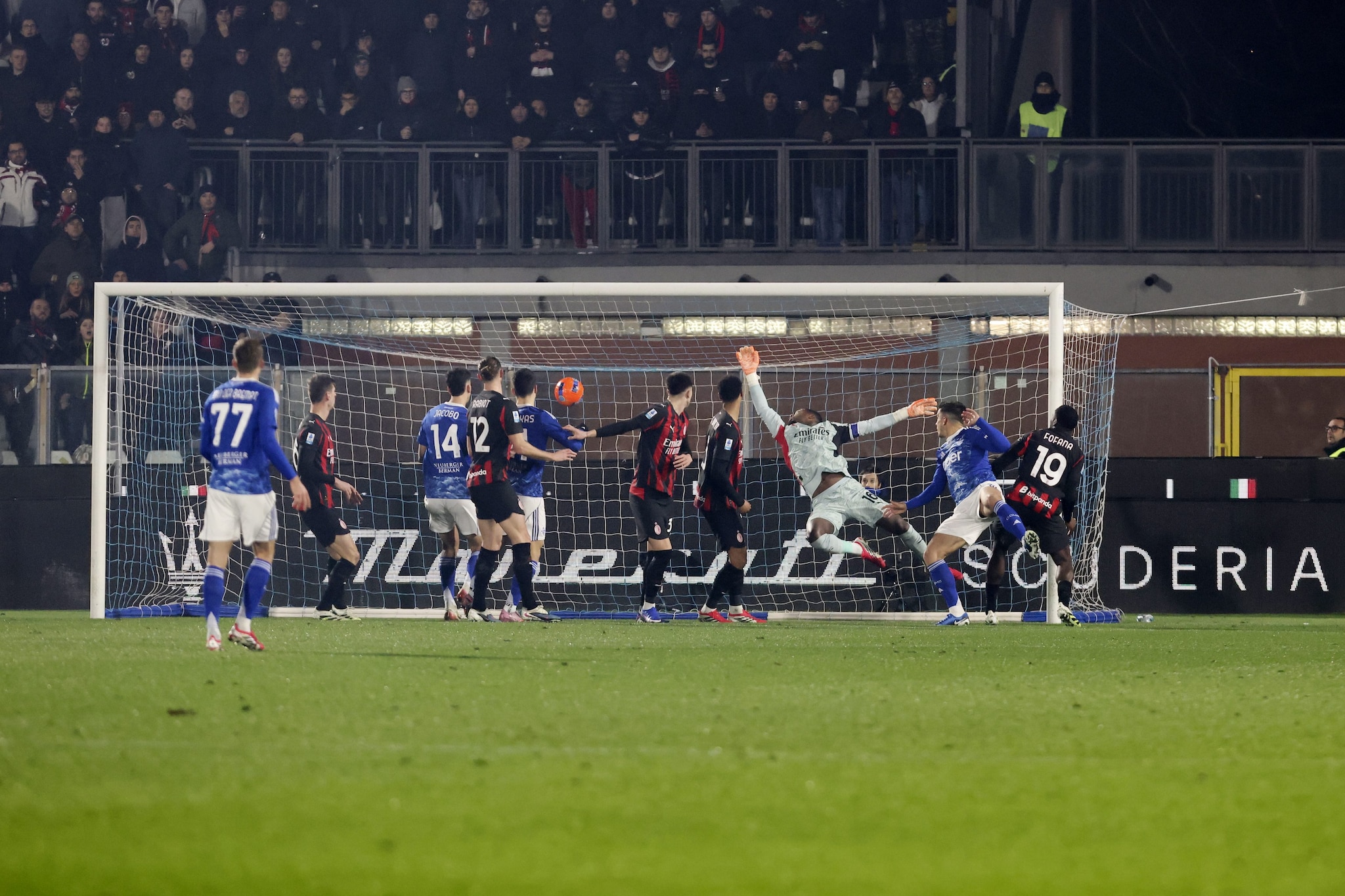 Il gol realizzato dal Como al Milan con il difensore tedesco Kempf.