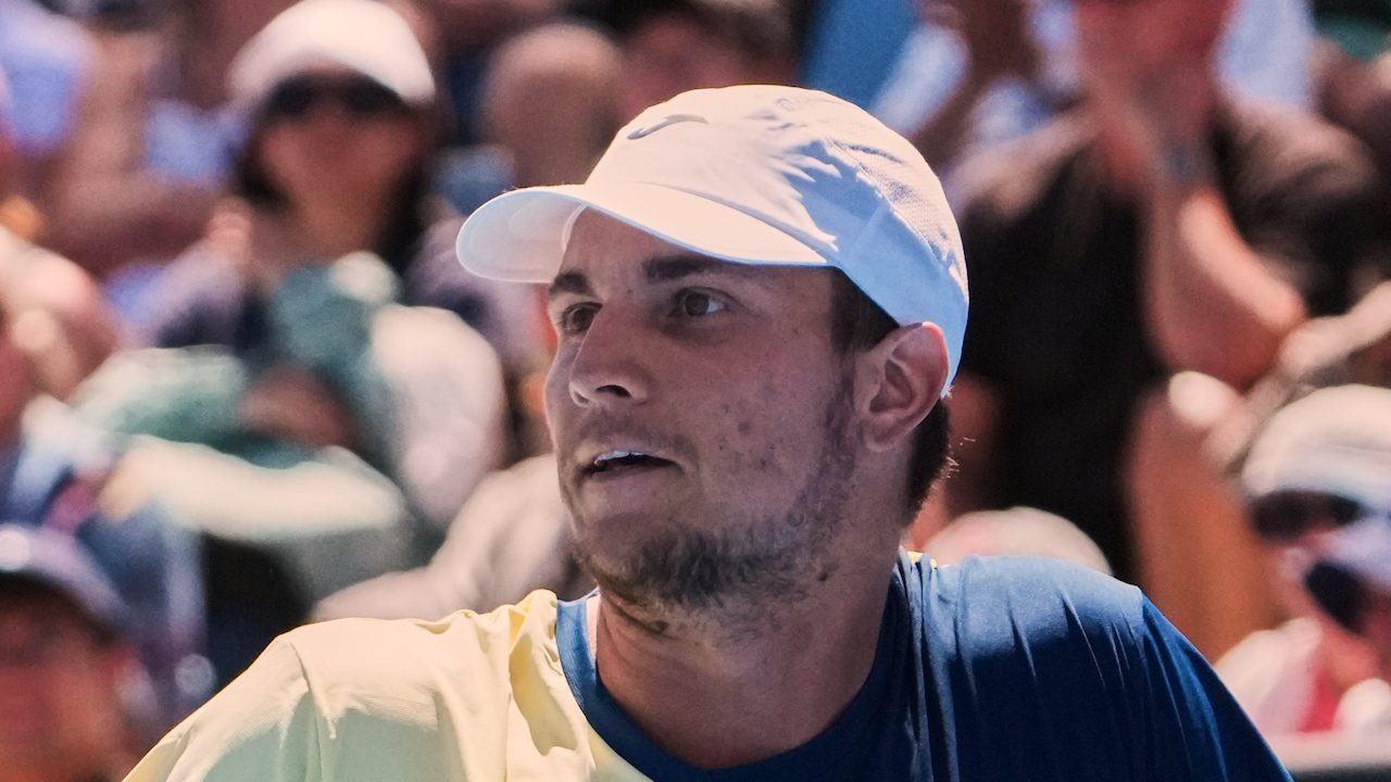 Kecmanovic in lacrime agli Australian Open: "Gioco quanto posso, il tennis non è importante ora"