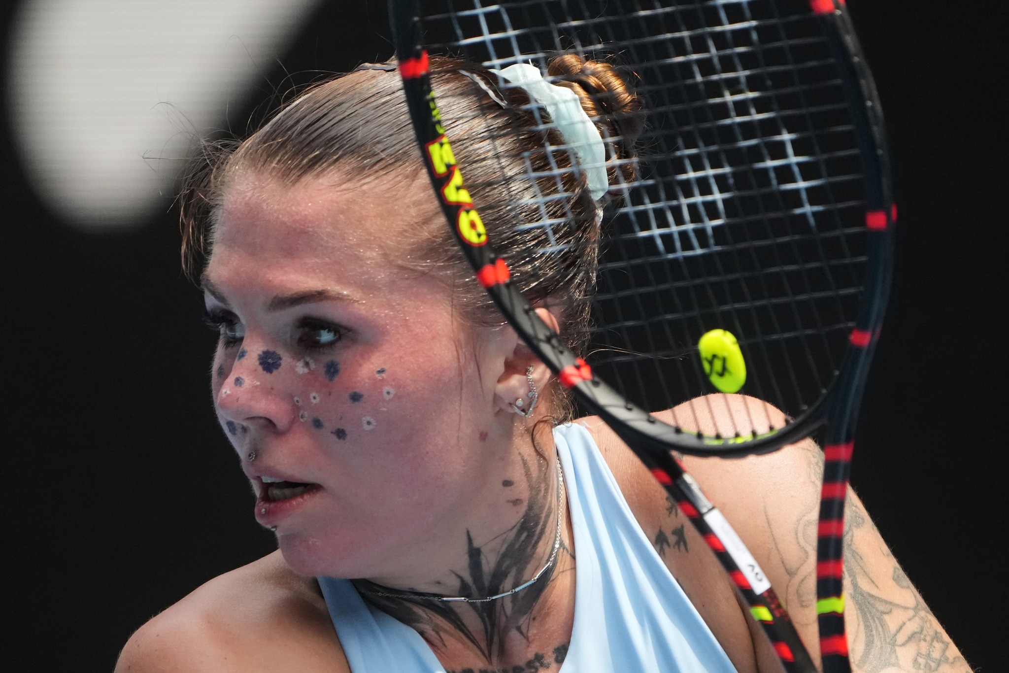 I tatuaggi sul volto della tennista ucraina