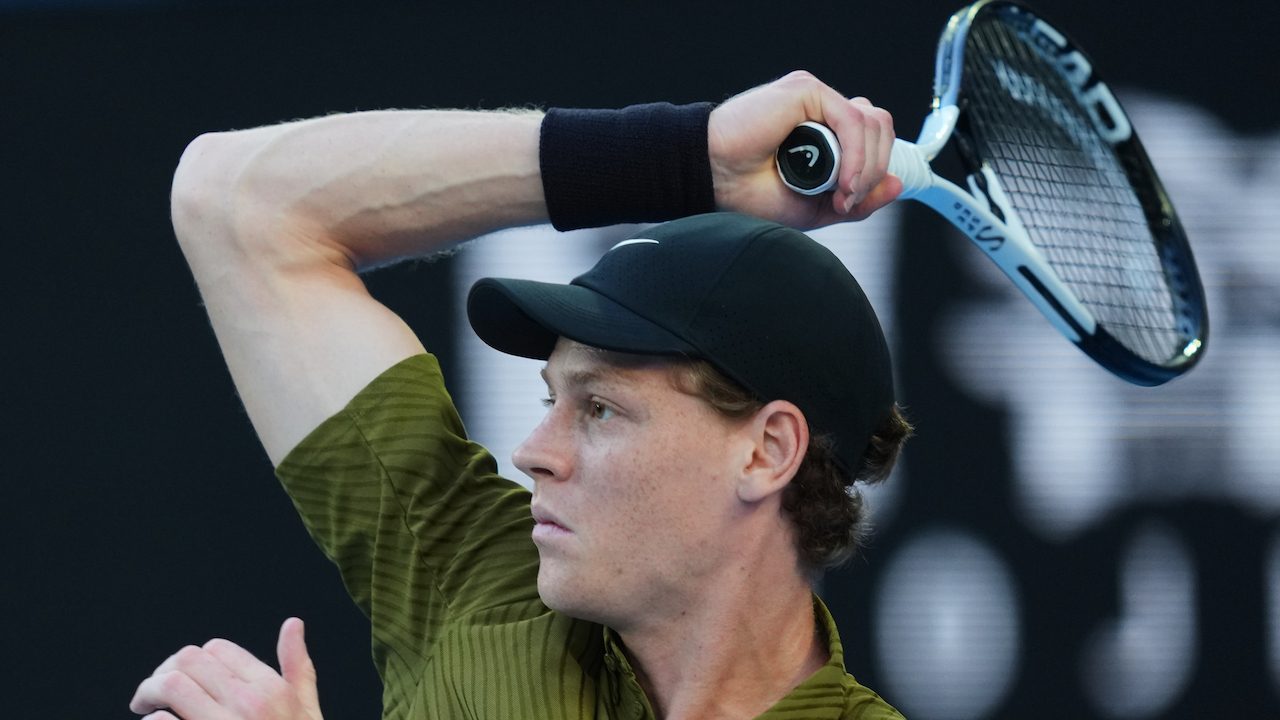 Sinner batte Gaston agli Australian Open, 6-2, 6-1 poi il ritiro in lacrime: Jannik al secondo turno