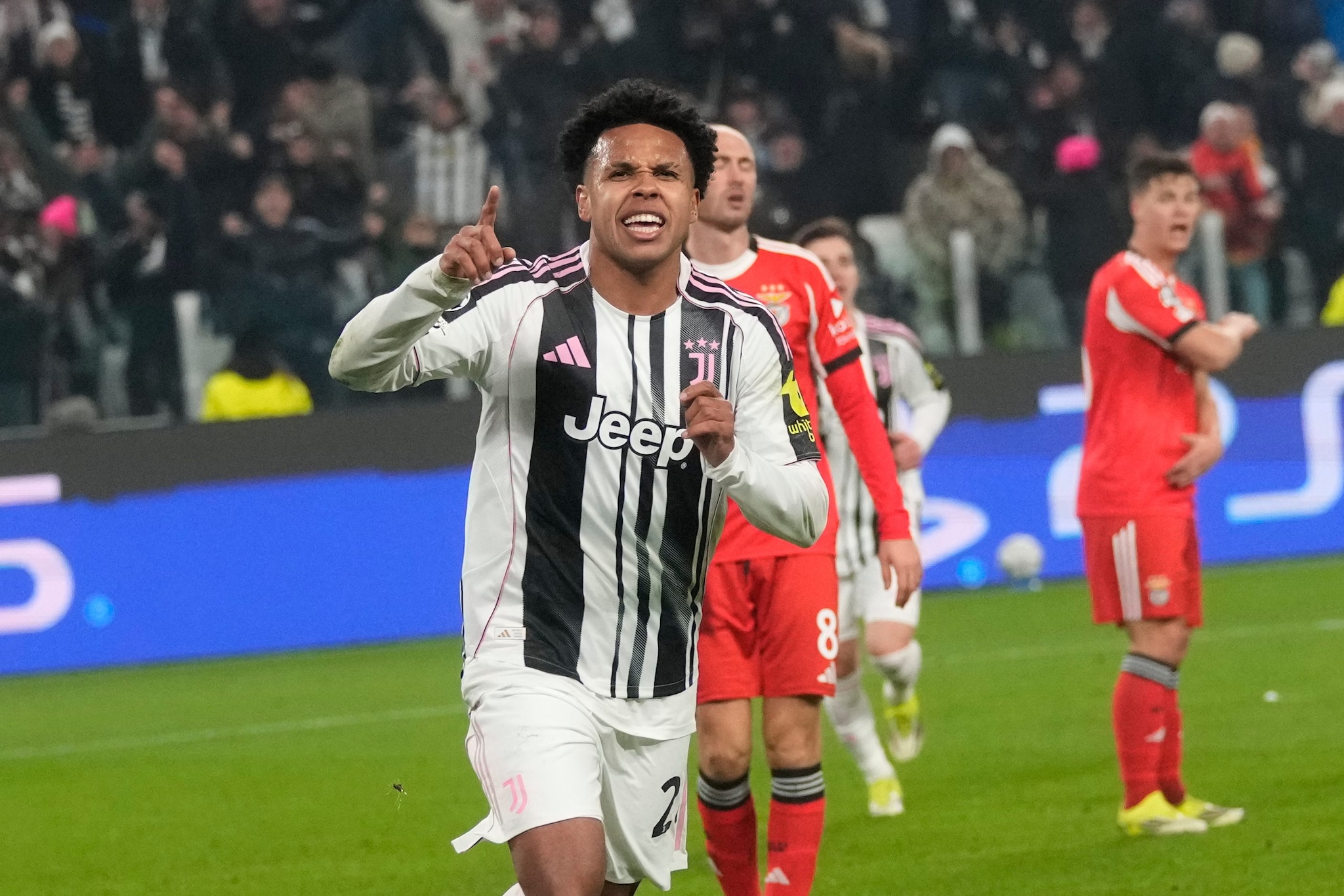 La Juventus torna a sperare dopo il successo contro il Benfica: playoff certi, sogno ottavi