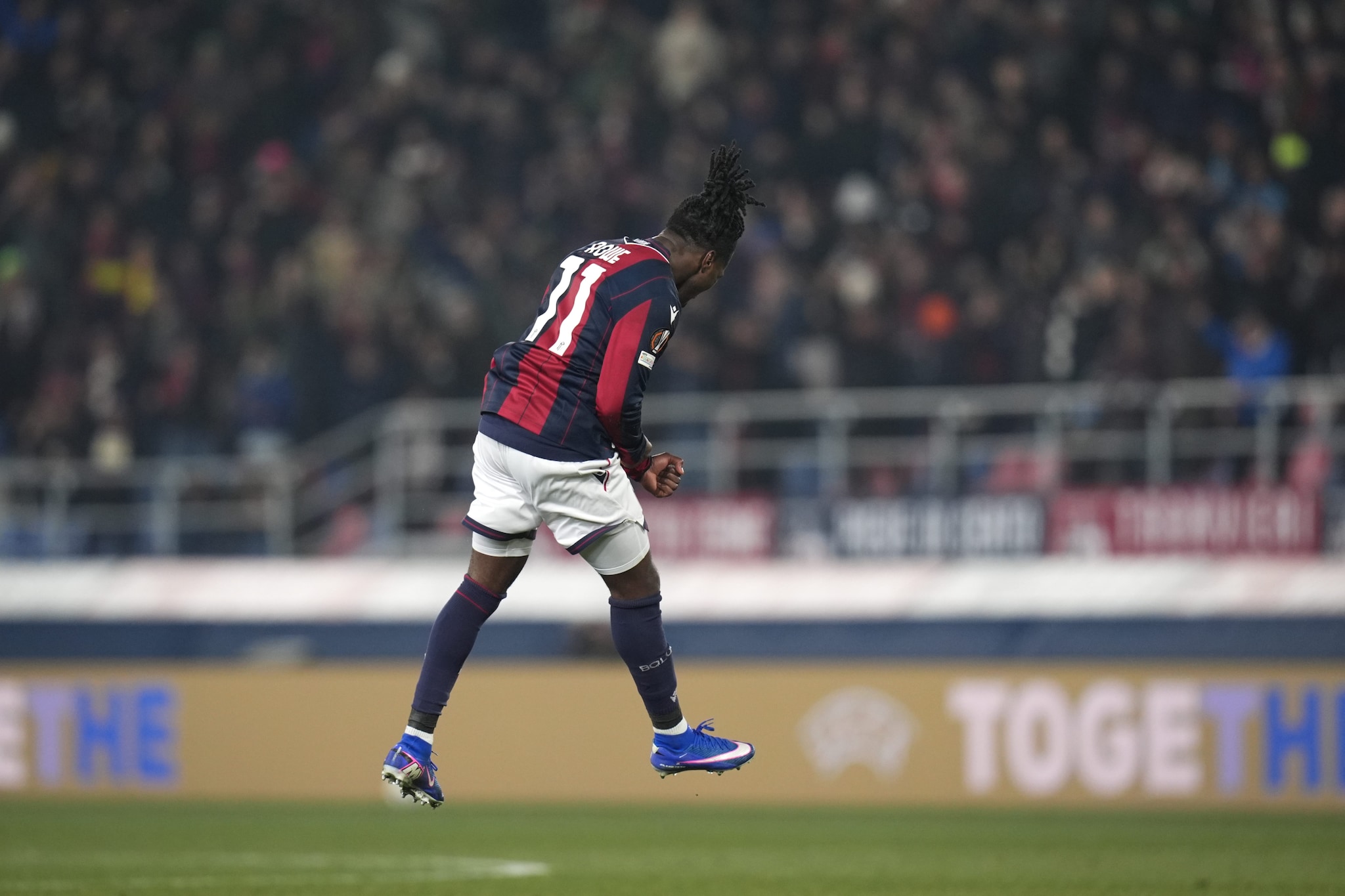 L’inglese festeggia il gol che ha regalato il pareggio al Bologna con il Celtic Glasgow.