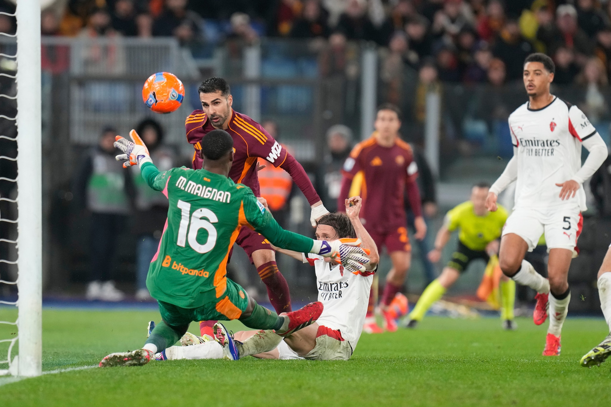 Allegri prova la fuga di corto muso, Gasperini lo riprende sul traguardo: Roma-Milan finisce 1-1