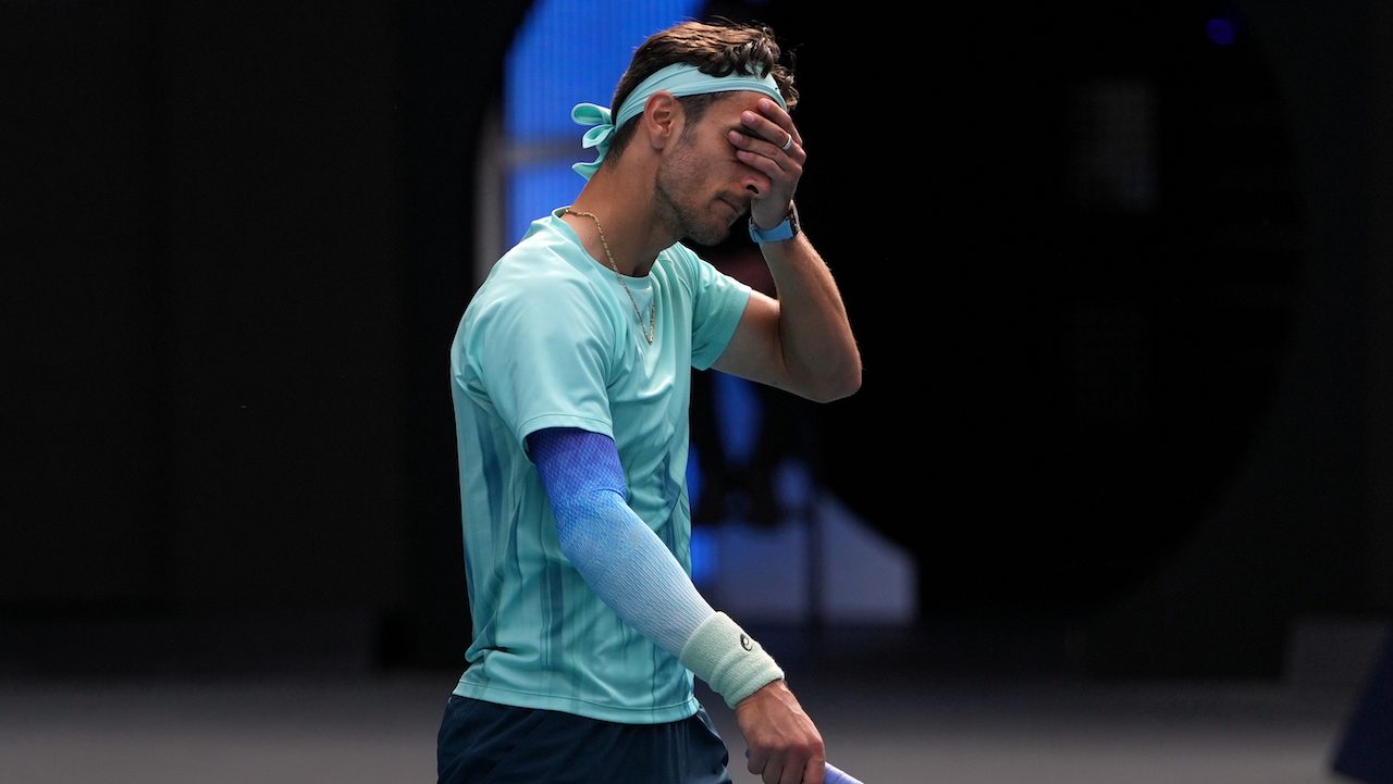 Perché Musetti si è ritirato nel terzo set contro Djokovic: "Ragazzi, ho una sfiga". Cosa è successo