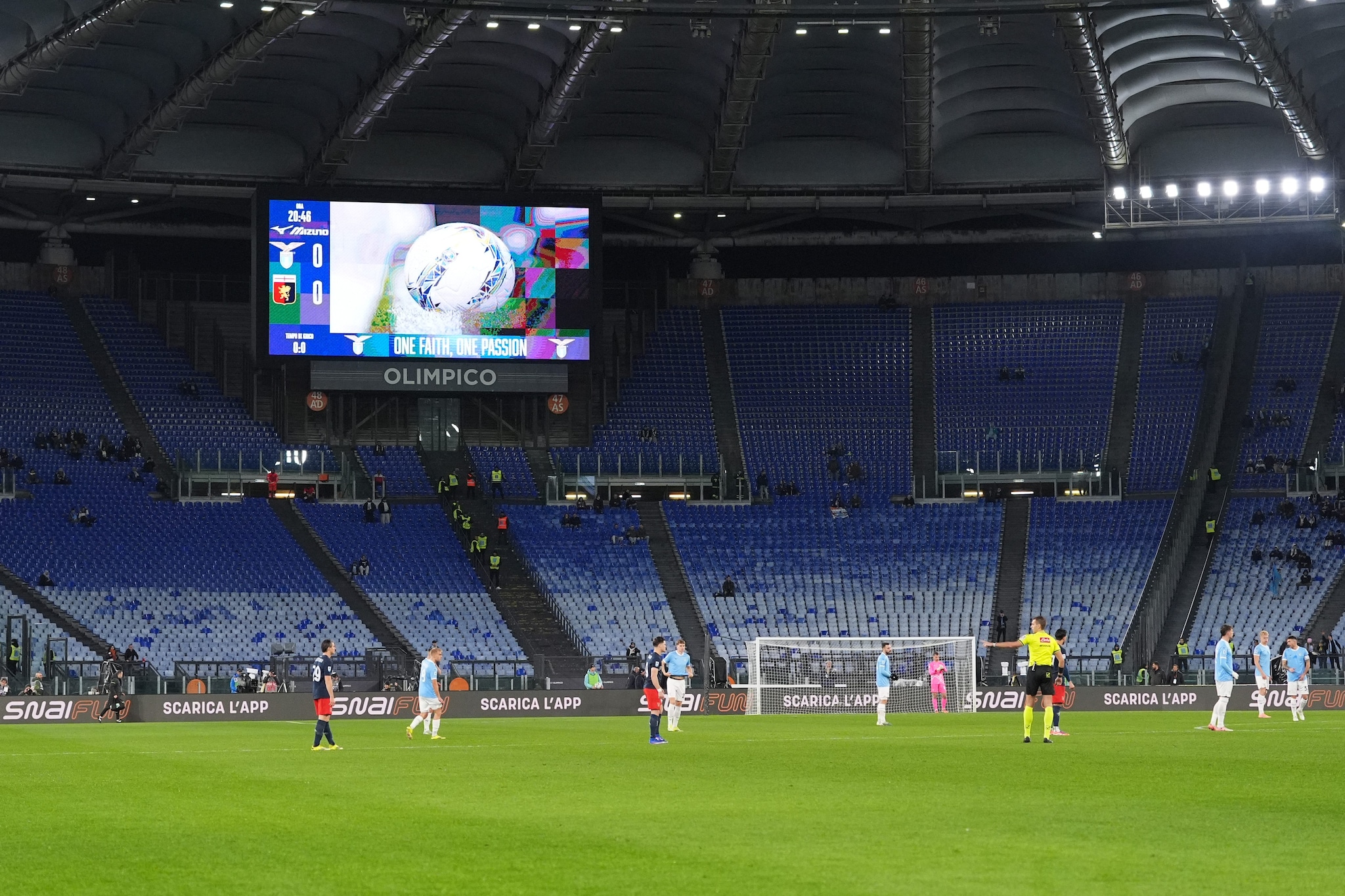 Lo Stadio Olimpico desolatamente vuoto per Lazio-Genoa: le surreali immagini fanno il giro del mondo