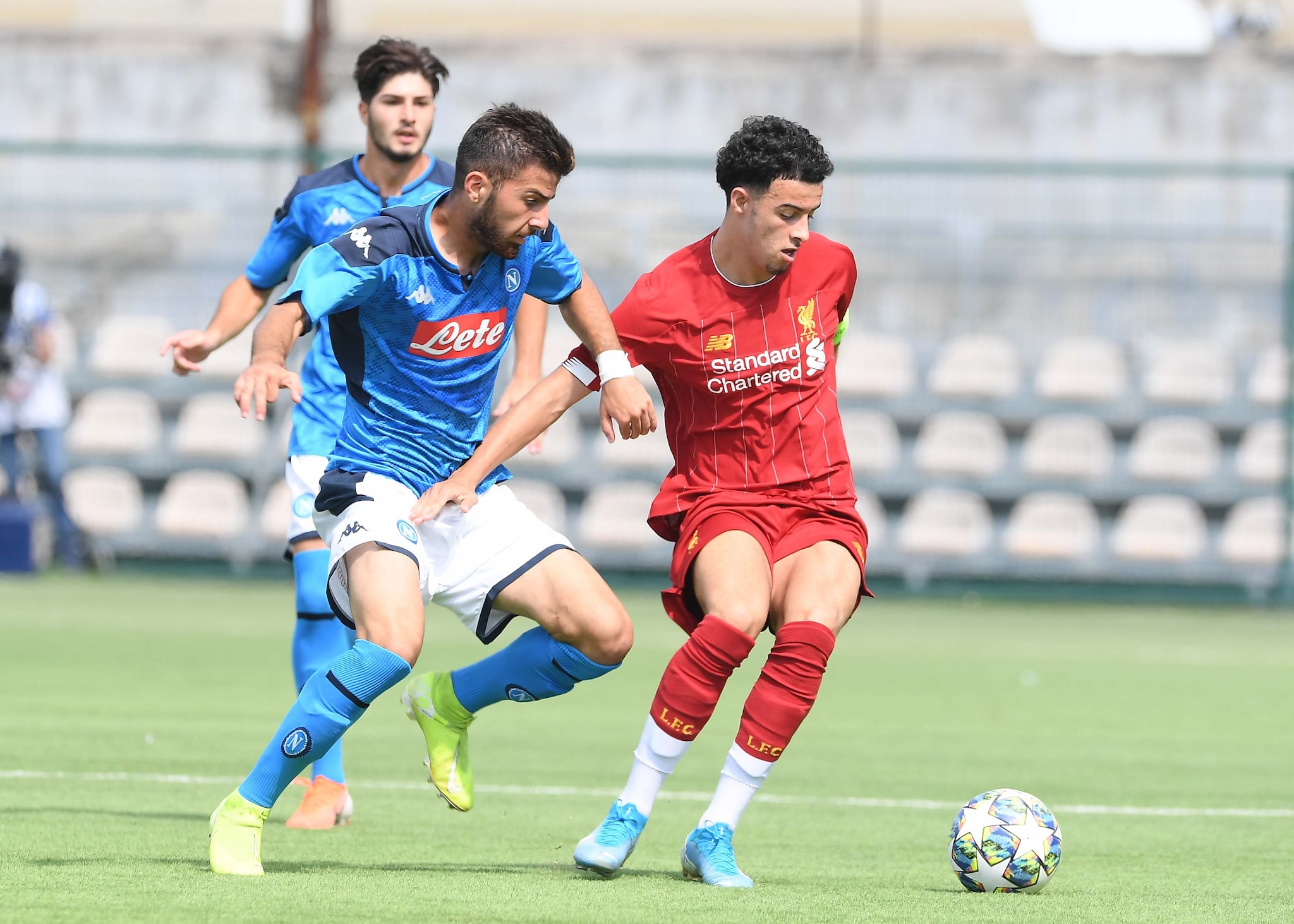 Davide Costanzo in azione col Napoli U19.