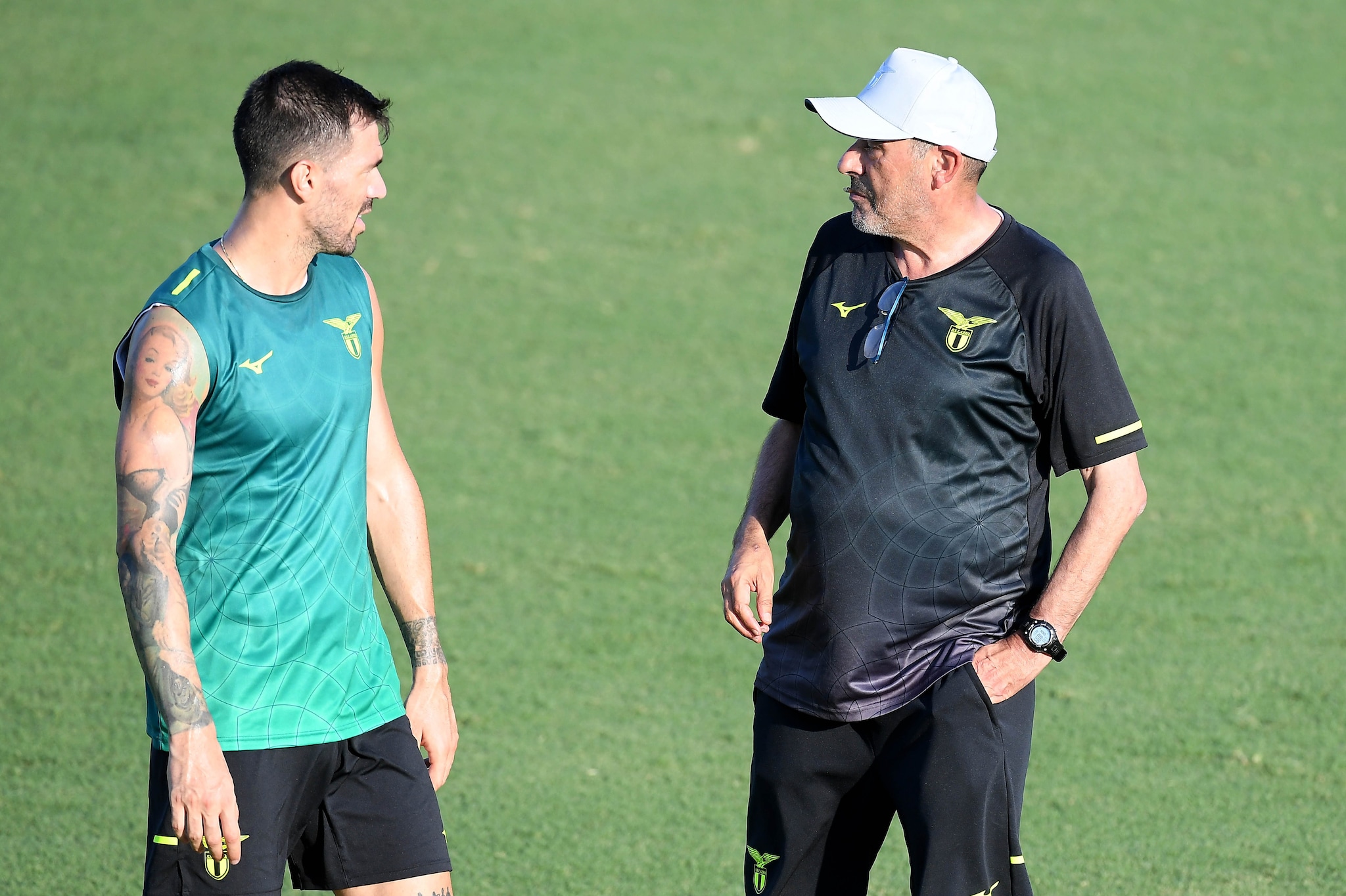 Sarri con Romagnoli durante il ritiro estivo della Lazio.