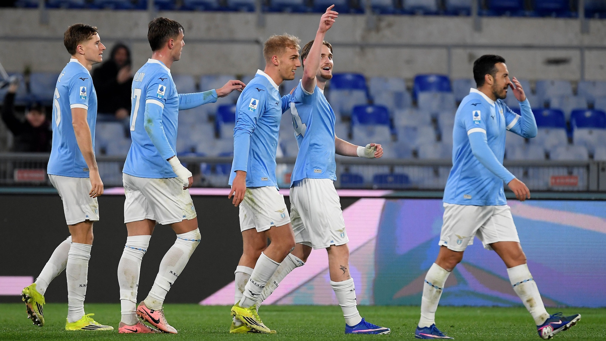 La Lazio vince 3-2 all'ultimo respiro col Genoa in un Olimpico deserto: decide Cataldi su rigore al 100'