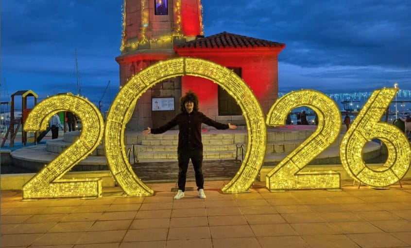 Frank Iliett festeggia il 2026 mostrando la sua folta capigliatura.