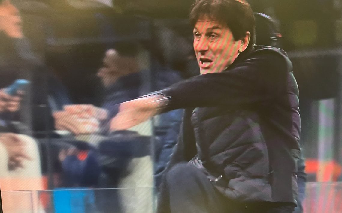 Il gesto di Conte che calcia una bottiglietta dalla rabbia.