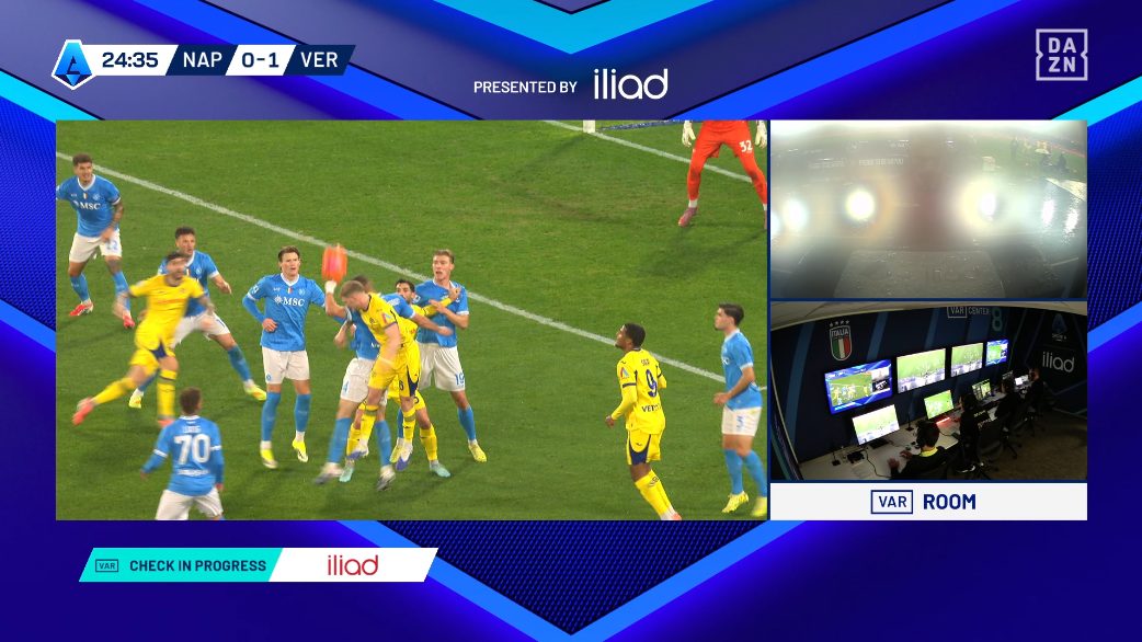 Un’altra angolazione del mani di Buongiorno in Napoli–Verona.