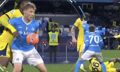 Il tocco di mano incriminato durante Napoli–Verona