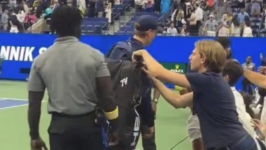 Un tifoso prova ad aprire il borsone di Sinner