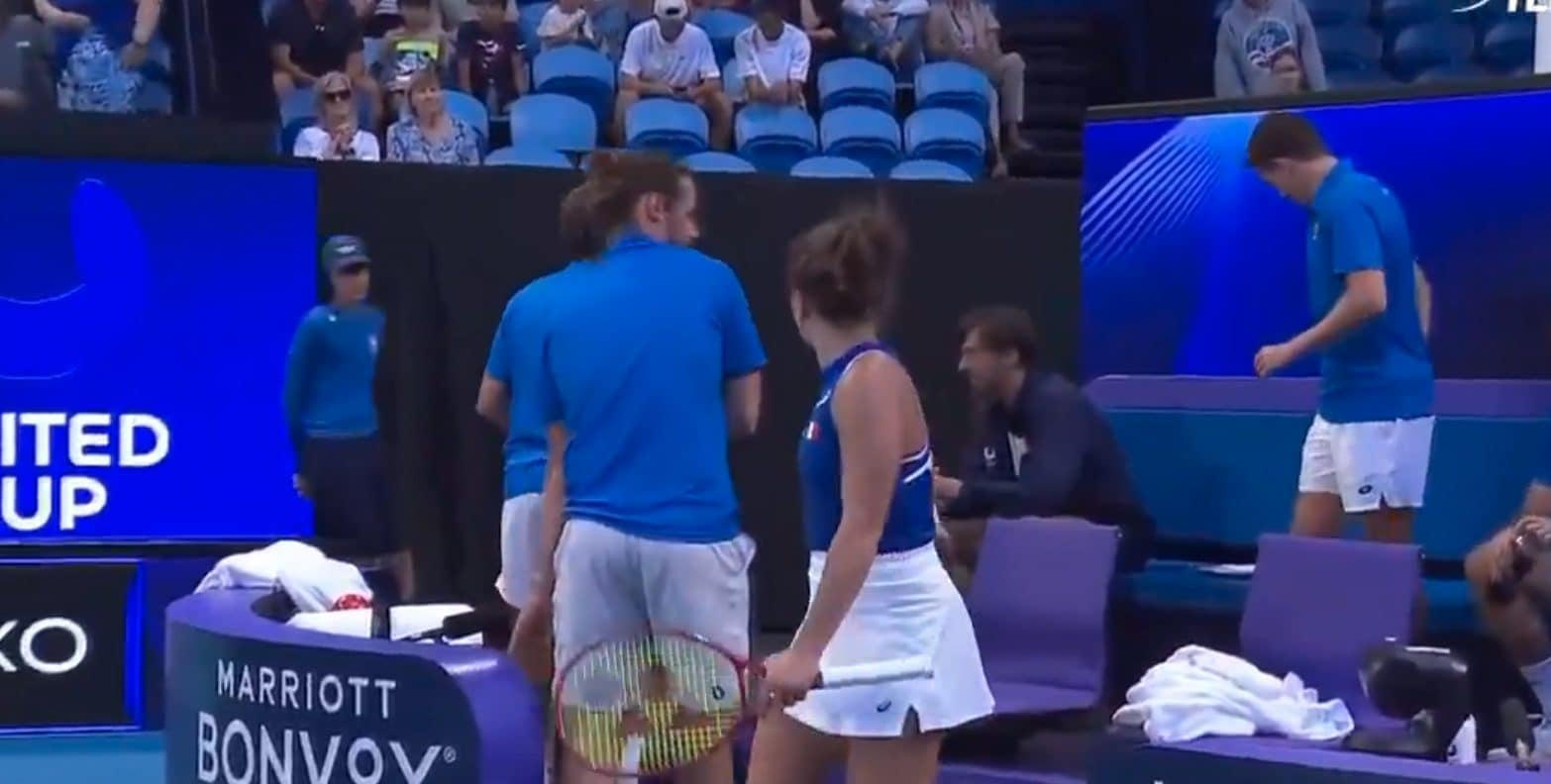 Jasmine Paolini si gira nuovamente per vedere se Rinderknech si gira per salutarla.