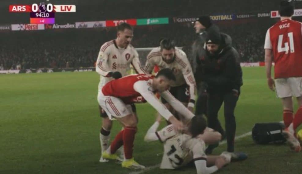 Gabriel Martinelli cerca di spostare Bradley, a terra infortunato, nel finale di Arsenal–Liverpool.