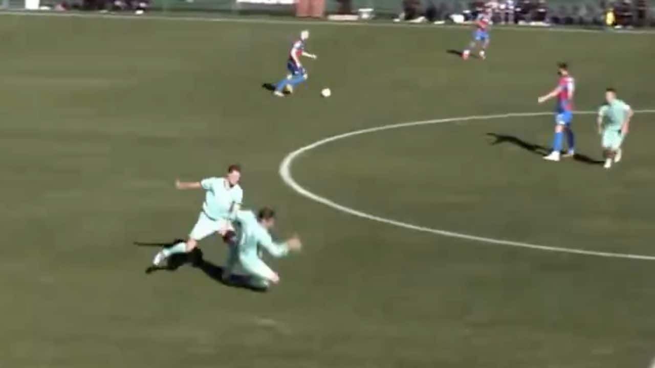 Kevin Behrens impazzisce durante l'amichevole e aggredisce un compagno: "Piccolo mostro"