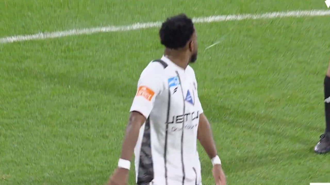 Matuq sputa addosso all'arbitro alla fine della partita: rischia una squalifica di sei mesi