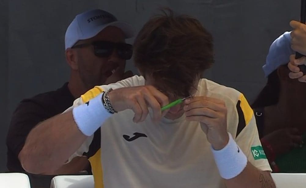 Carabelli mentre dà una spuntatina al ciuffo nell’incontro con Tabilo.