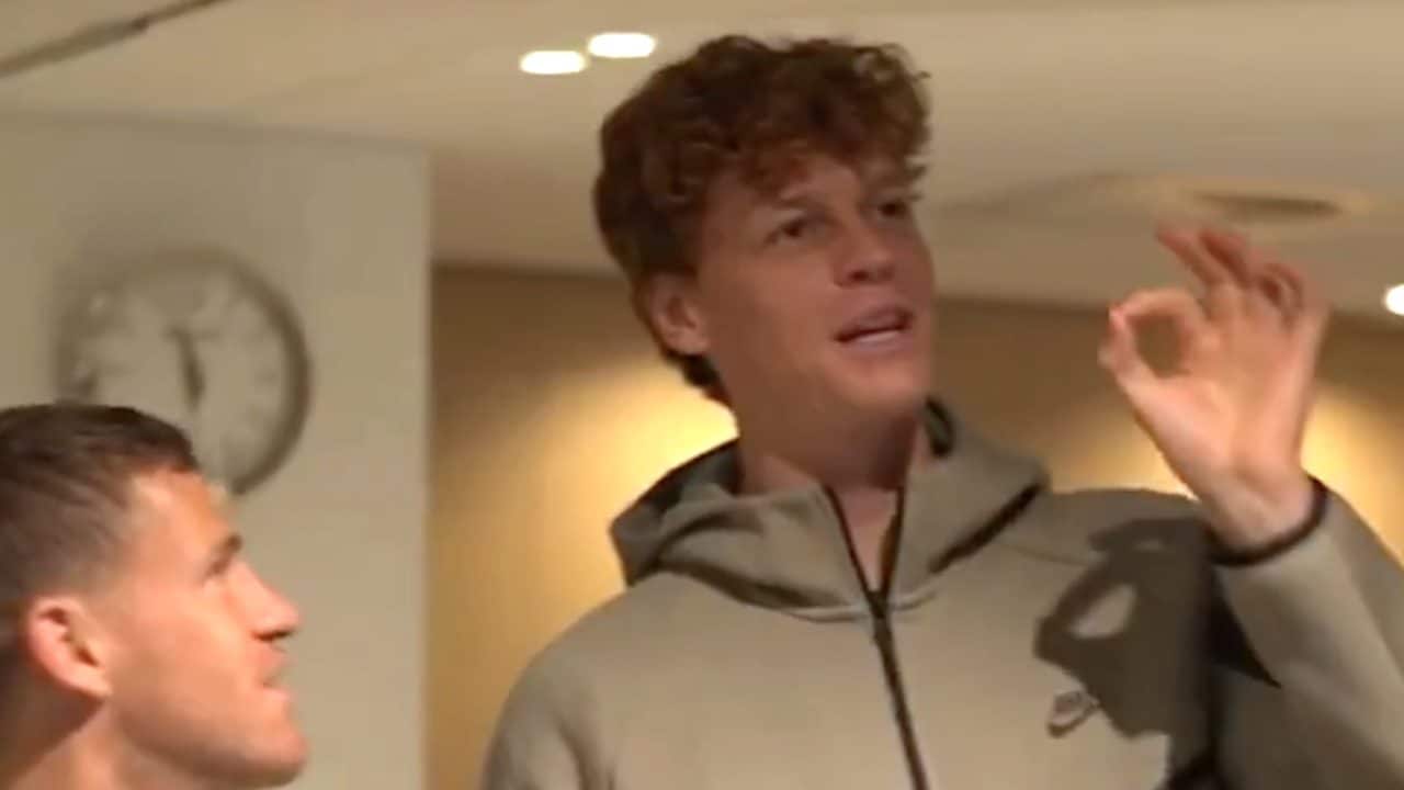 Jannik Sinner vede giocare Vagnozzi al One Point Slam e non resiste: battuta spietata, ridono tutti