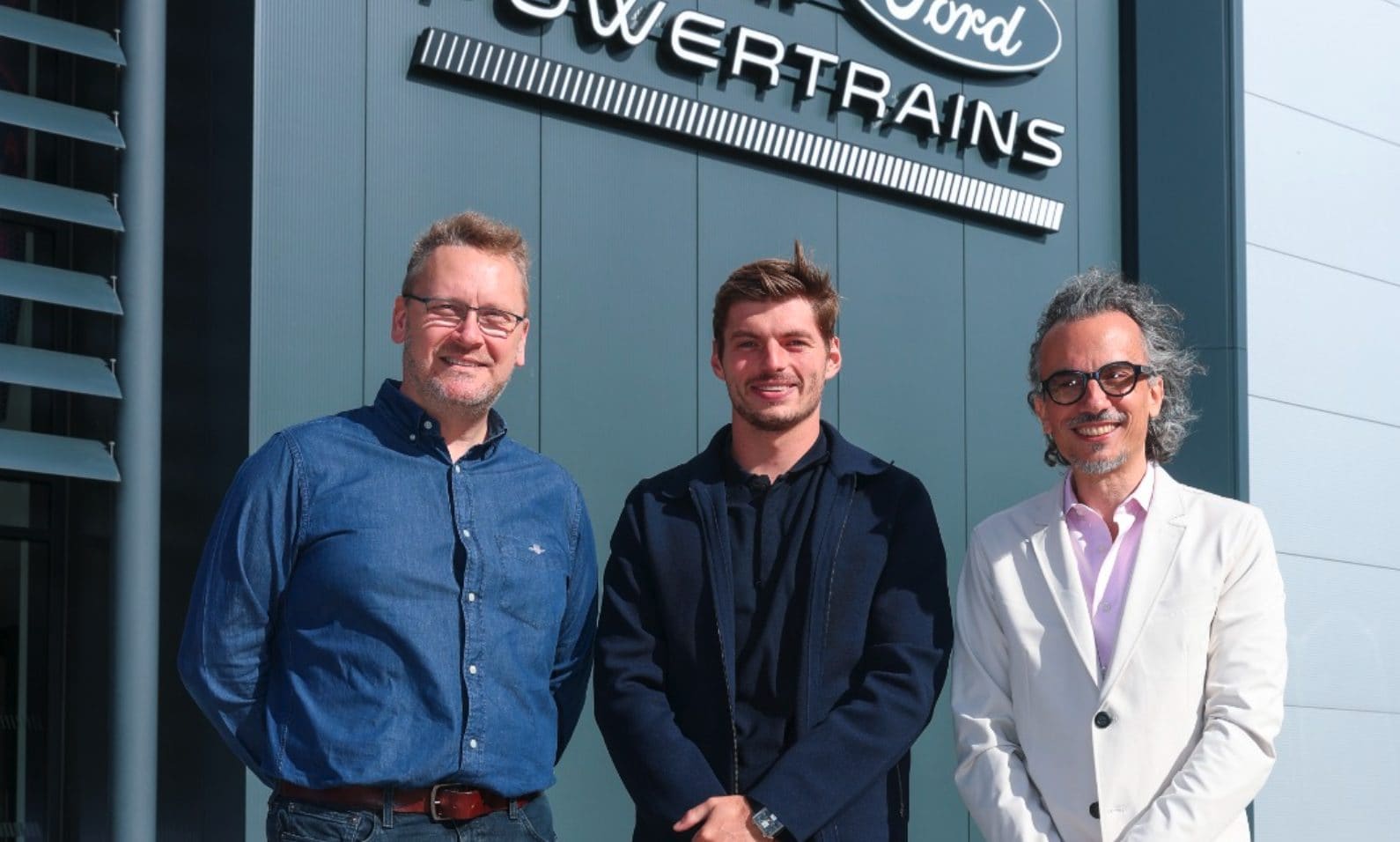 Ben Hodgkinson (a sinistra) con Max Verstappen e Laurent Mekies davanti alla fabbrica di Red Bull Powertrains–Ford a Milton Keynes