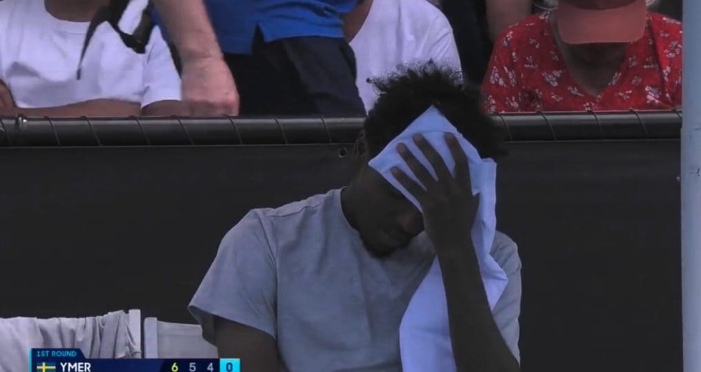 Elias Ymer fiaccato dal caldo durante la partita con Shevchenko.