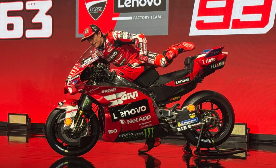Marc Marquez sale in sella alla Desmosedici 2026, da campione in carica.