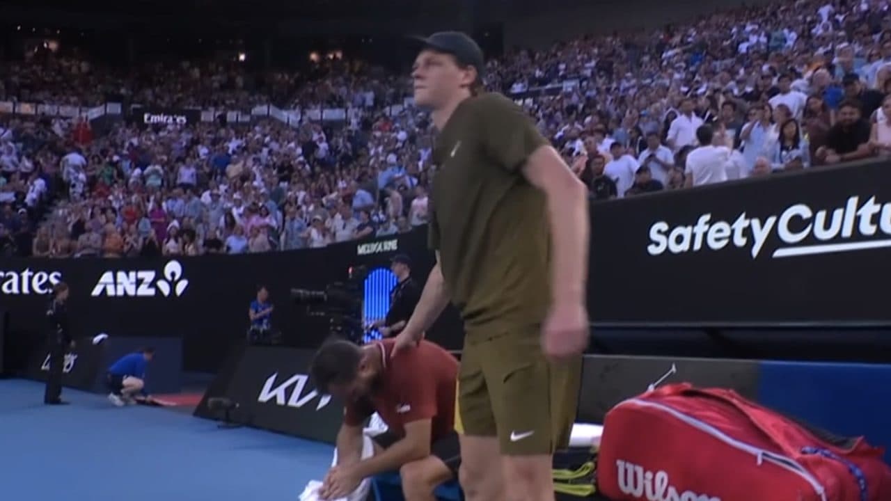 Sinner colpito dalle lacrime di Gaston dopo il ritiro corre a consolarlo: applausi agli Australian Open