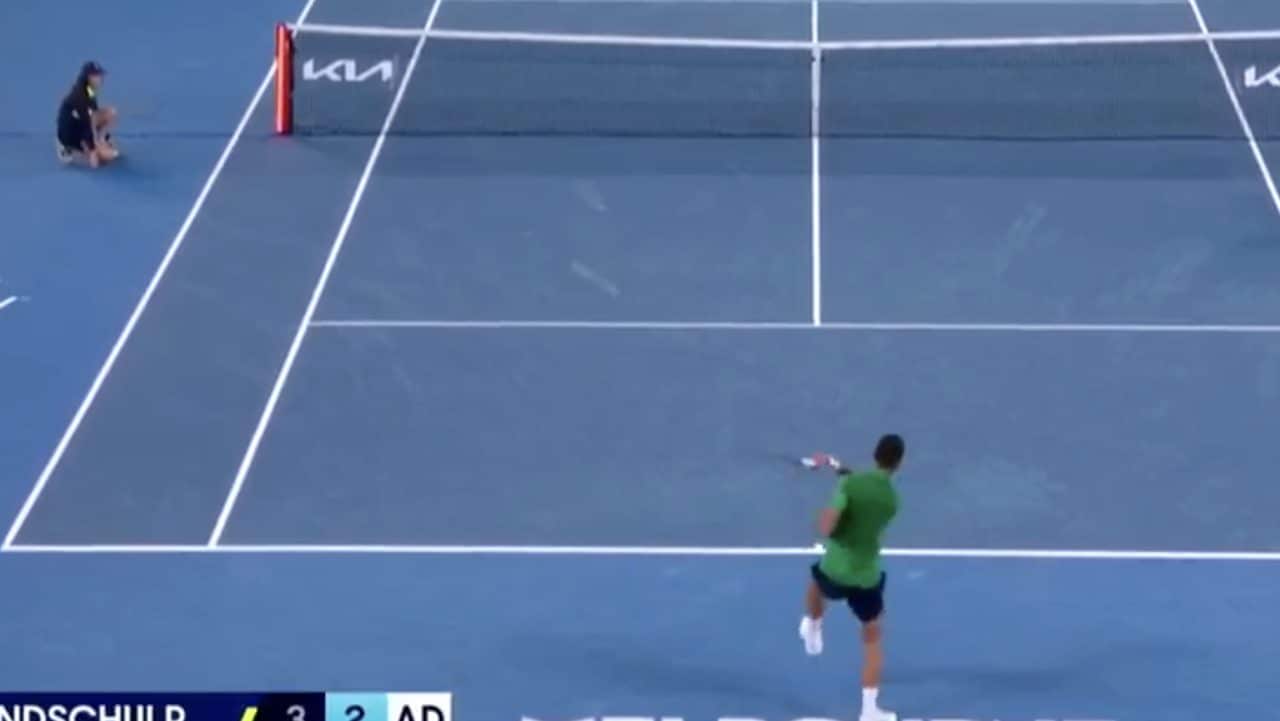 Djokovic sfiora la squalifica agli Australian Open con il gesto sconsiderato verso una raccattapalle