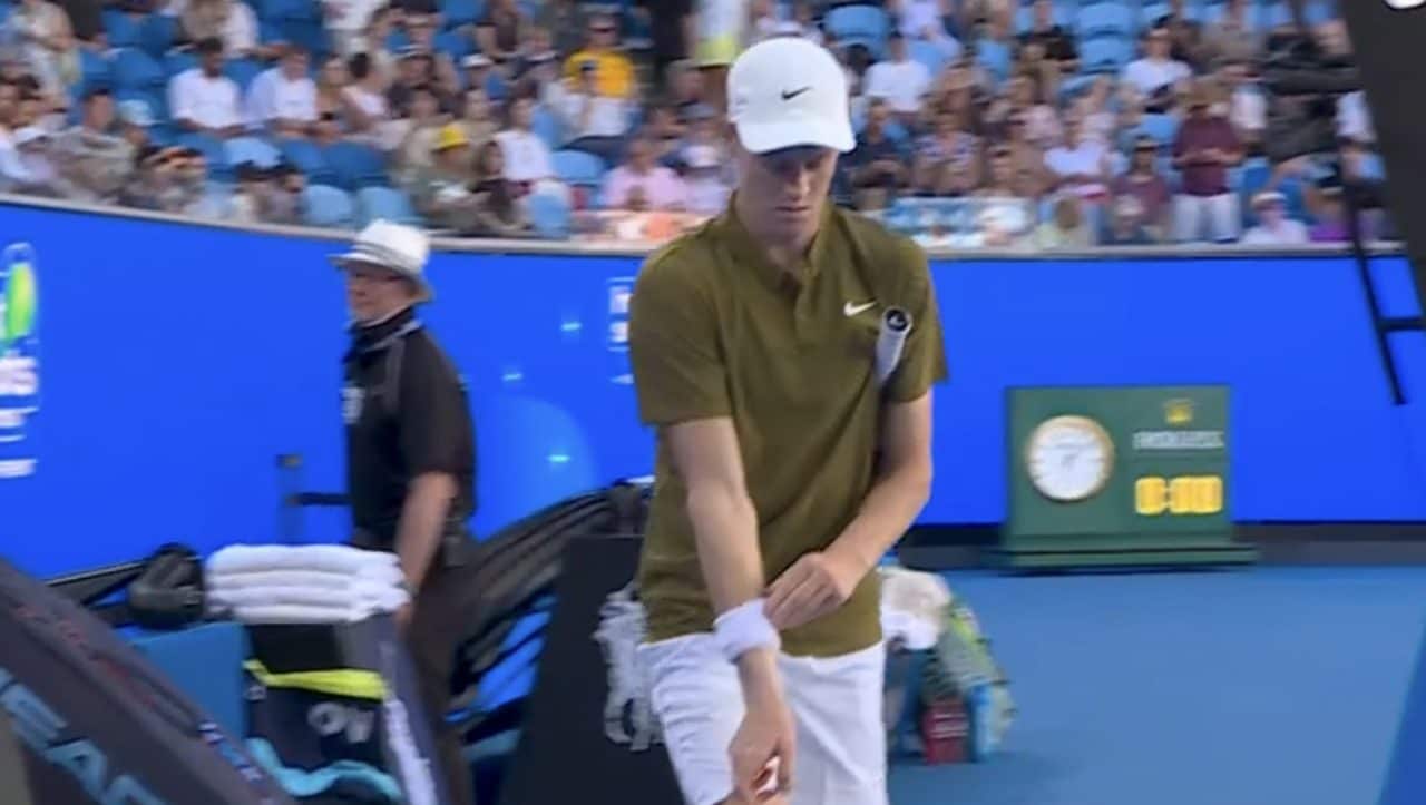 Sinner costretto a togliere il bracciale Whoop agli Australian Open: "È la regola". Cos'è successo